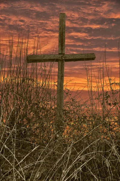 Cruz cristã de madeira no céu ardente Imagem De Stock