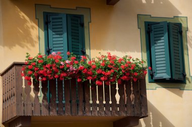 Ahşap balkon çiçekleri tam