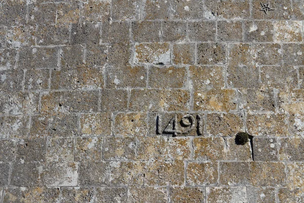 A.d. 1491 carved na torre antiga do castelo stonewall — Fotografia de Stock