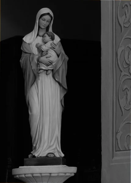 Svatá Marie a dětí sádrovce sochařství — Stock fotografie