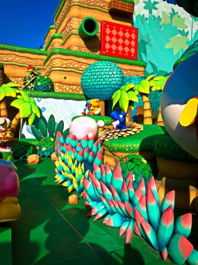 OSAKA, JAPONYA - 10 Nisan 2021: Yoshi 's Adventure' daki sahne, Super Nintendo World. Nintendo World 'de bir cazibe merkezi..