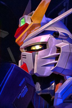 Tokyo, Japonya - 26 Mayıs 2012: DiverCity Tokyo Plaza, Odaiba 'da tam boy Özgürlük Gundam, 18 metre yüksekliğindedir..