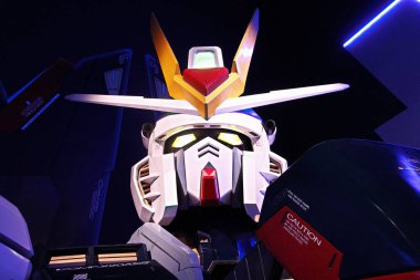 Tokyo, Japonya - 26 Mayıs 2012: DiverCity Tokyo Plaza, Odaiba 'da tam boy Özgürlük Gundam, 18 metre yüksekliğindedir..