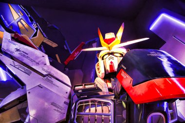Tokyo, Japonya - 26 Mayıs 2012: DiverCity Tokyo Plaza, Odaiba 'da tam boy Özgürlük Gundam, 18 metre yüksekliğindedir..