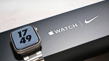 New Apple Watch Seri 7 Nike sürümünün Kutusunda Görünümü
