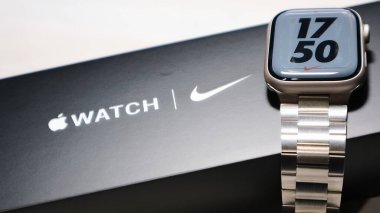 New Apple Watch Seri 7 Nike sürümünün Kutusunda Görünümü