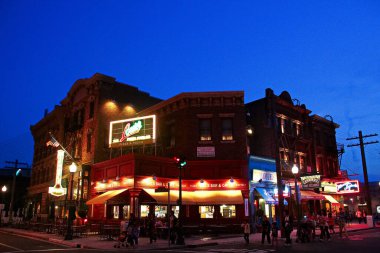 Osaka, Japonya - 17 Nisan 2017: Universal Stüdyoları Japonya 'daki New York AREA' da gece görüşü. Universal Stüdyoları Japonya 'da eğlenceli ve ünlü bir tema parkıdır..