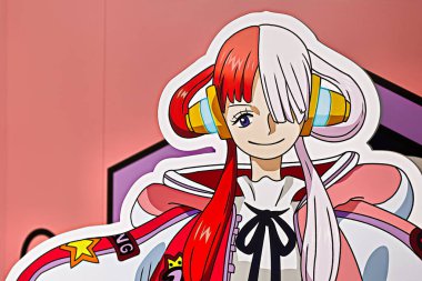 Osaka, Japonya - 6 Ekim 2022: One PIECE FİLM RED 'den anime karakterleri prenses Uta' nın fotoğrafı. Film tanıtımının bir parçası olarak Osaka Metro pul mitinginde