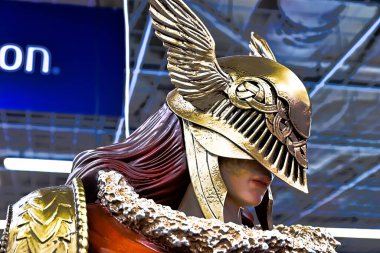 Osaka, Japonya - 17 Şubat 2022: Umeda, Osaka 'daki Elden Yüzüğü' nden Malenya Heykeli.