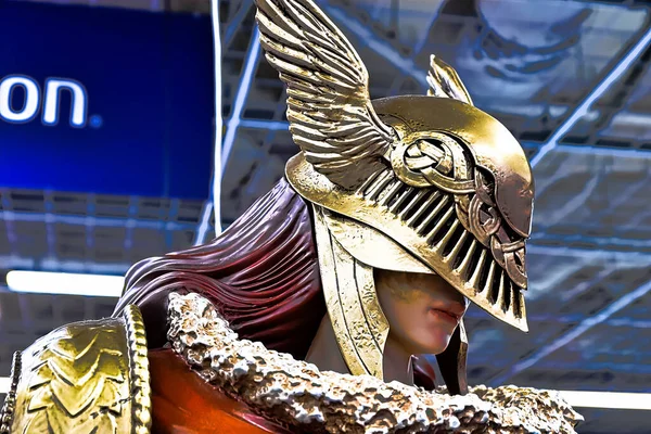 Osaka, Japonya - 17 Şubat 2022: Umeda, Osaka 'daki Elden Yüzüğü' nden Malenya Heykeli.