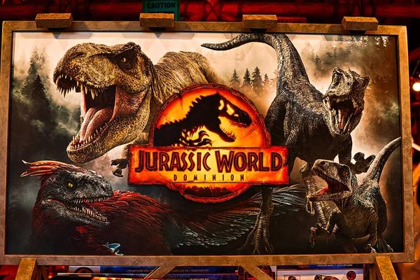 Osaka, Japonya - 21 Ekim 2022: Jurassic World Dominion Information tabelası Japonya Universal Stüdyoları 'nın Jurassic Park bölümünde