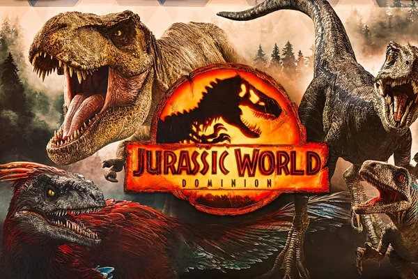 Osaka, Japonya - 21 Ekim 2022: Jurassic World Dominion Information tabelası Japonya Universal Stüdyoları 'nın Jurassic Park bölümünde