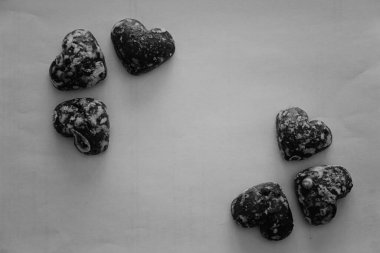 Zencefilli kek kalbi gri bir zeminde yatıyor.