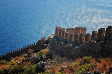 Deniz kıyısındaki eski kalenin duvarları