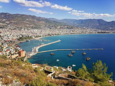 Korumaların olduğu güzel bir körfez.