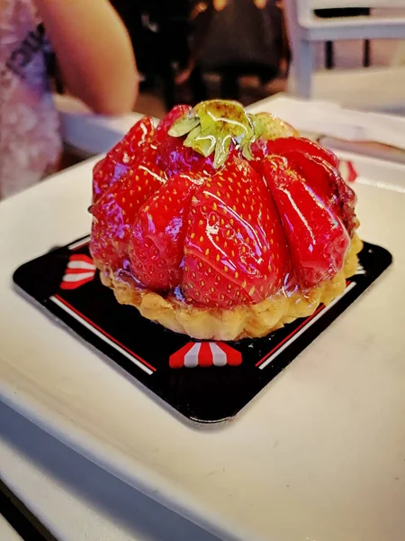 딸기가 케이크 바구니가 — 스톡 사진