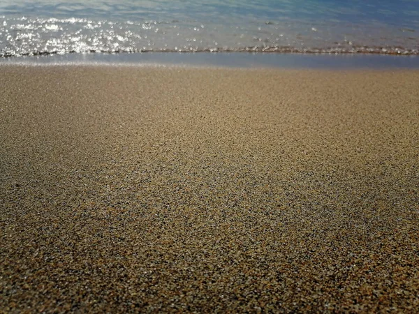 Zeegolven Rollen Het Gouden Zand — Stockfoto