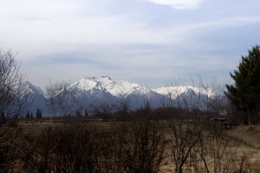 Karla kaplı dağ tepeleri uzaklardan görülebilir.