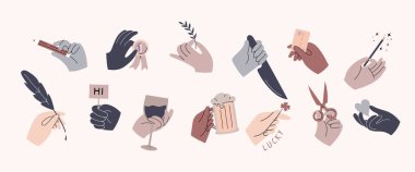 Bir dizi renkli el çeşitli şeyleri tutuyor. Farklı operasyonlar ve jestler. El çizimi vektör illüstrasyonu