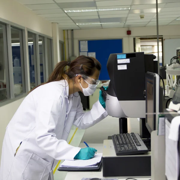 Ženské výzkumník provádí výzkum v laboratoři chemie — Stock fotografie