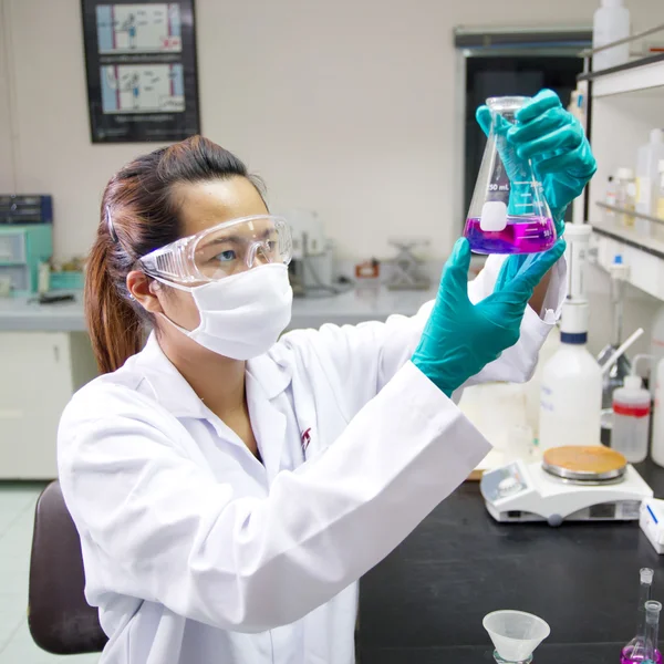 Kimya laboratuarında araştırma yürüten kadın araştırmacı
