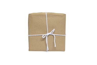 hediye paketinde kahverengi kağıt ambalajı ile bağlı olarak izole beyaz arka plan sicim