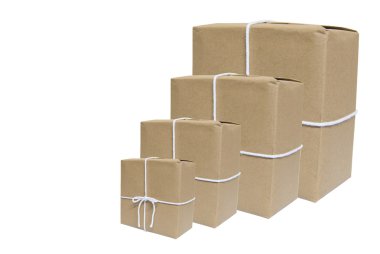 hediye paketinde kahverengi kağıt ambalajı ile bağlı olarak izole beyaz arka plan sicim