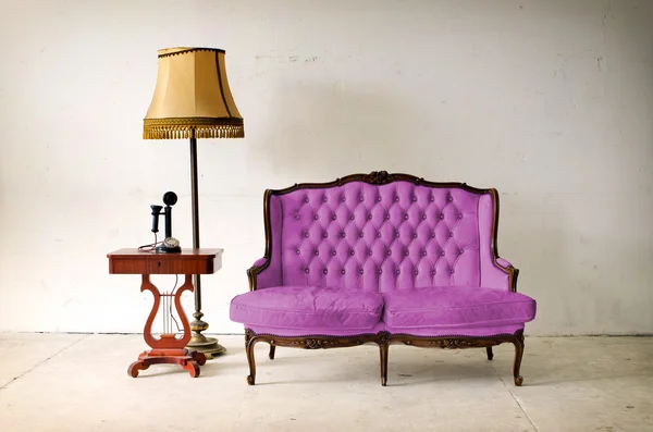 Antigo sofá de couro e telefone na sala branca — Fotografia de Stock