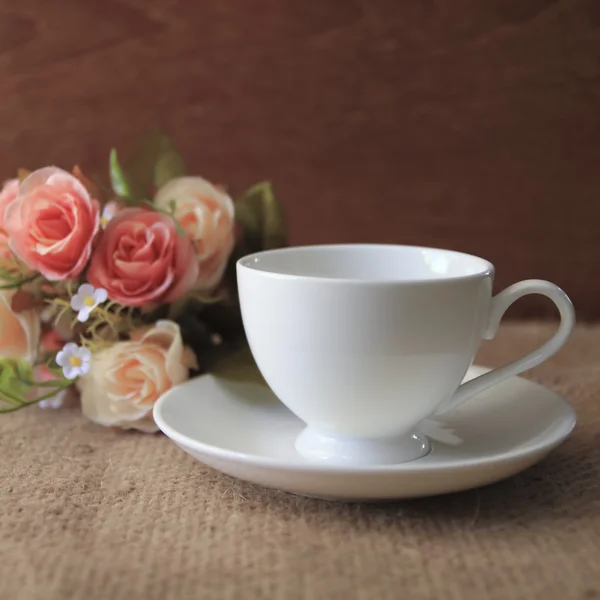 Cup of tea and roses — Stock Photo, Image
