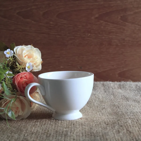 Csésze tea és a rózsák — Stock Fotó