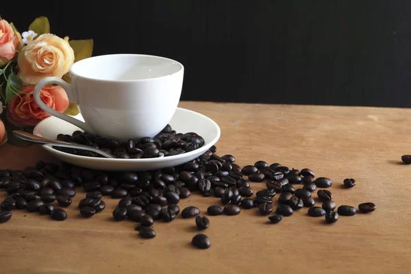 Tasse voller Kaffeebohnen — Stockfoto