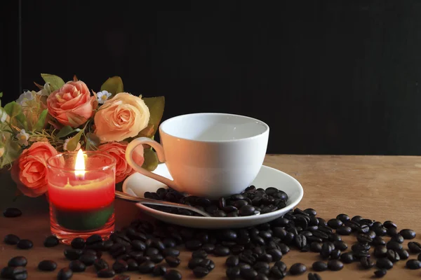 Cup full of coffee beans — Stock Photo, Image