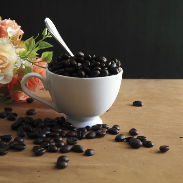 Tasse voller Kaffeebohnen — Stockfoto