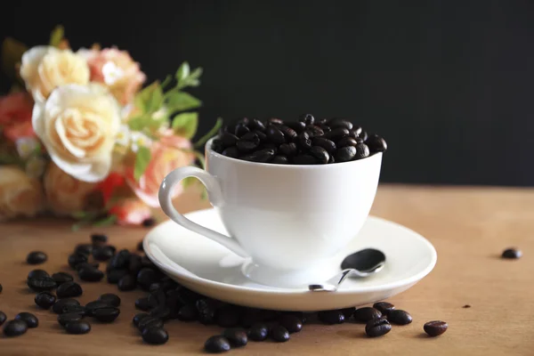 Ceașcă plină de boabe de cafea — Fotografie, imagine de stoc