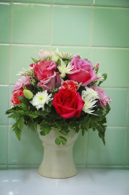 güzel masaya pembe Gül çiçek buketi