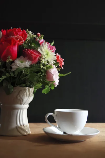 Granos de café y taza de fondo de café —  Fotos de Stock