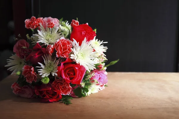 Belo buquê de rosa rosa flores, na mesa — Fotografia de Stock