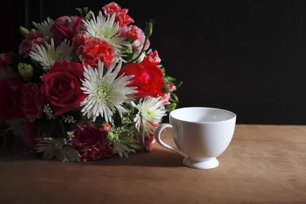 Granos de café y taza de fondo de café —  Fotos de Stock