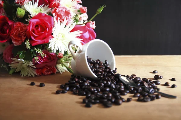 Kaffeebohnen und Tasse Kaffee Hintergrund — Stockfoto