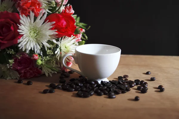 Кофейные зерна и чашки кофе фон — стоковое фото