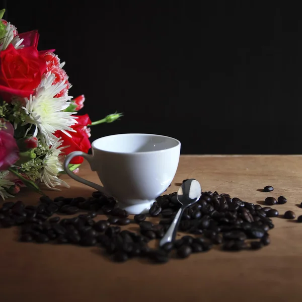 Granos de café y taza de fondo de café —  Fotos de Stock