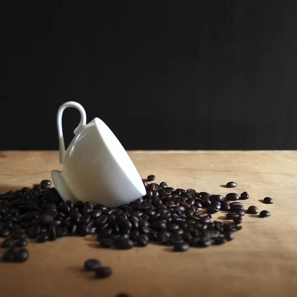 Coffee beans and cup of coffee background — Stock Photo, Image