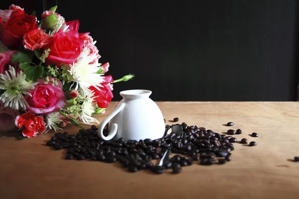 Granos de café y taza de fondo de café —  Fotos de Stock