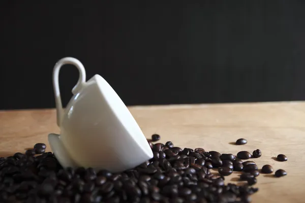 Coffee beans and cup of coffee background — Stock Photo, Image