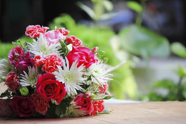 Mooi boeket van roze roze bloemen, op tabel met een groene achtergrond — Stockfoto