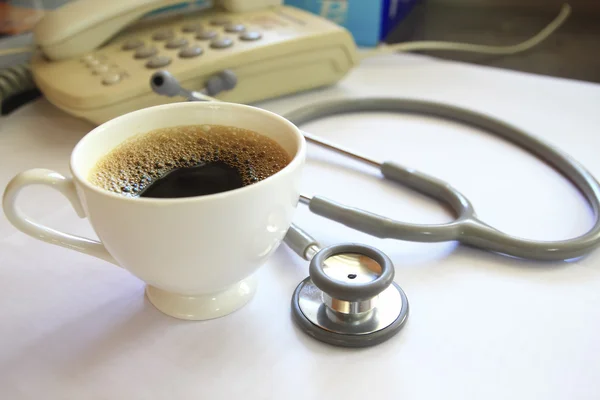Stetoskop och en kaffekopp — Stockfoto