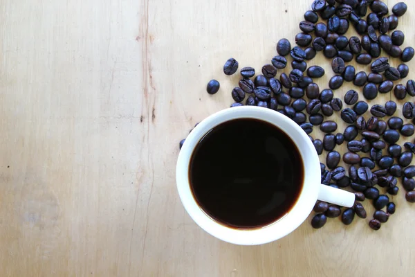 Tasse frischen Kaffee auf dem Tisch, Blick von oben — Stockfoto