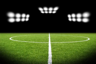Yeşil futbol sahası, parlak spot ışıkları,