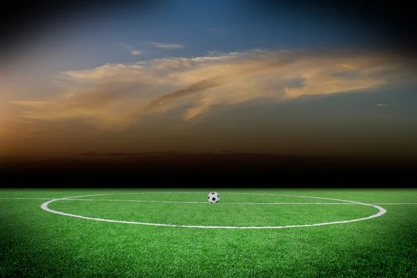Terrain de football vert, projecteurs lumineux, — Photo