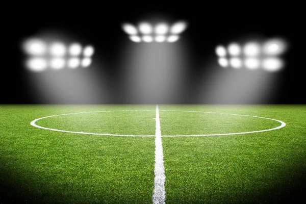 Yeşil futbol sahası, parlak spot ışıkları,